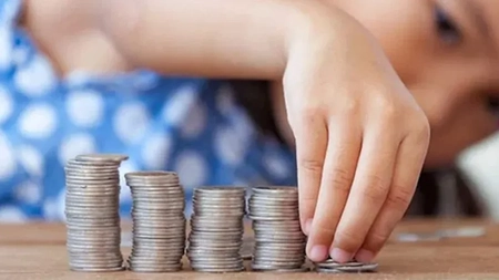 Un sprijin financiar esențial pentru fiecare minor din România, alocația de stat, ar putea fi suspendat. Noile condiții impuse de stat