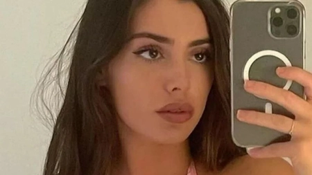 Bianca Censori fascinează fanii într-un costum de baie făcut din dulciuri. Iată câteva imagini provocatoare
