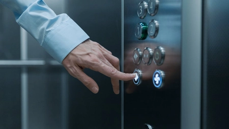 Tragedie evitată la limită! Un lift s-a prăbușit cu patru persoane, inclusiv un copil, în subsolul unei clădiri