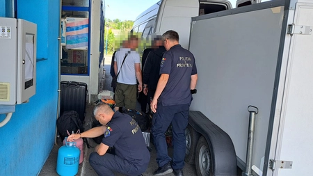 Butelii cu agent refrigerant, descoperite într-un microbuz la PTF Oancea. Șoferul, cercetat pentru transport ilegal de substanțe periculoase