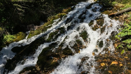 Cascada 7 Izvoare este o minune a naturii din Munții Bucegi. Descoperă originea legendei apei vii