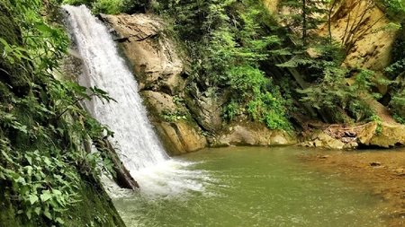 Cascada Cașoca este o bijuterie ascunsă în Munții Buzăului. Natură la doar câțiva pași de civilizație