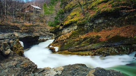 Cascada Putnei este un colț de rai din inima Vrancei. Natură sălbatică și liniște la fiecare pas