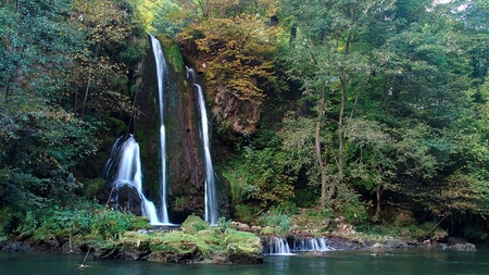 Descoperă cascada Vadu Crișului. O comoară naturală în inima Crișului Repede