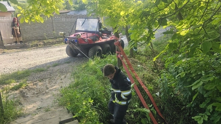 Intervenție dramatică la Ciortești! Pompierii recuperează trupul unui bărbat prăbușit într-o râpă de 5 metri