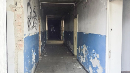 Imagini revoltătoare! Așa arată o clădire a Primăriei Iași în anul 2025. „Seara, vin cerșetorii, se și droghează. Îți e frică să ieși din casă”