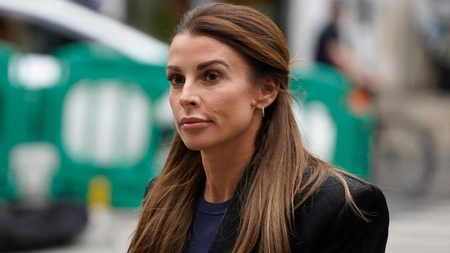 Toți ochii sunt pe ea! Coleen Rooney își etalează abdomenul tonifiat într-o escapadă de lux în Ibiza