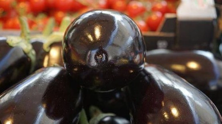 Cât costă 1 kg de vinete în supermarket, în România. Reacția APC: „E mai scump ca la Bruxelles!”