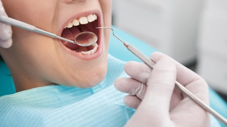 Fals dentist de 22 de ani trata pacienți în apartamentul familiei, cu ajutorul părinților. Tânărul a câștigat o sumă uriașă de bani