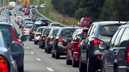 Depășirea coloanelor în trafic. Regula rutieră care a fost schimbată în 2025