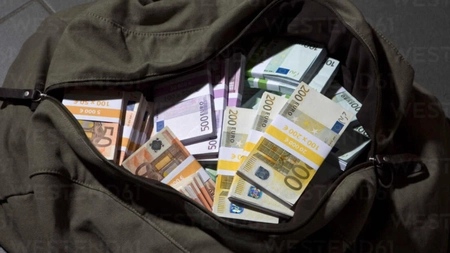 Au întrecut orice limită cu salariile lor! Nu o să îți vină să crezi cât încasează directorii aceștia în fiecare lună