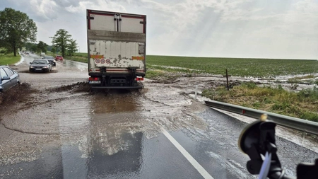 Grindina face ravagii în comuna Butea! Circulație blocată în zona Trei Iazuri-Miclăușeni din cauza apei și a mâlului de pe șosea