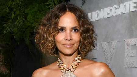 Moment neașteptat pe plajă, Halle Berry face un dans senzual în bikini. Iată ce se întâmplă în timpul filmării videoclipului