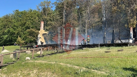 Incendiu de proporții la o cabană din Bârnova. Mai multe autospeciale trimise la Stâna Bostănete - UPDATE