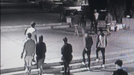 Dezastru în parcarea de la capăt Dacia! Aproape 30 de persoane au petrecut în stradă, spre disperarea localnicilor: „Și-au pus mese, scaune”
