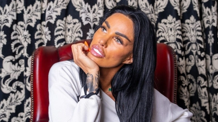 „Am plâns de durere!” Katie Price vorbește despre o operație estetică eșuată care i-a distrus corpul