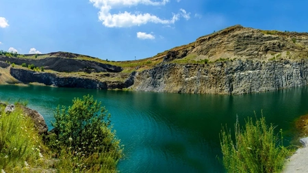 Lacul de Smarald din Racoș te lasă fără cuvinte! Apele verzi și stâncile vulcanice creează un peisaj ireal