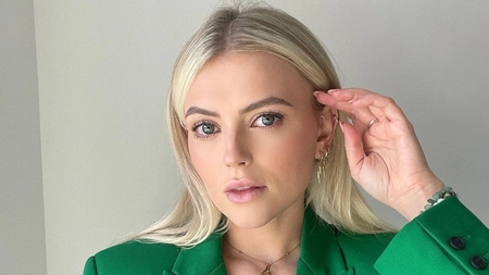 Lucy Fallon își etalează silueta incredibilă în costum de baie. Iată cum arată la cinci luni după naștere