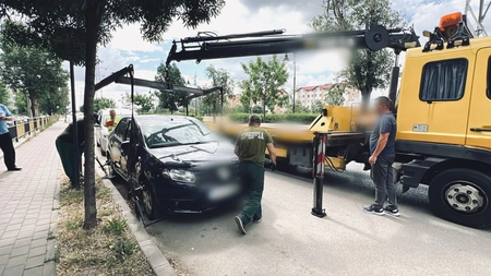 Mașini ridicate și șoferi amendați pentru opriri și staționări ilegale