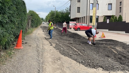 Muncitorii care reparau o stradă au fost atacați cu pietre și spray lacrimogen. Ce au făcut localnicii întrece orice imaginație
