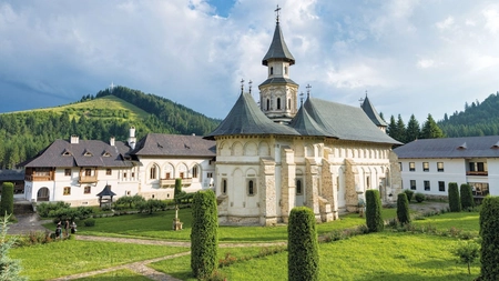 Muzeul Mânăstirii Putna este un simbol național. Descoperă istoria și spiritualitatea acestui loc