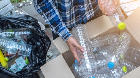 Noi ambalaje vor putea fi reciclate! Câți bani vor primi românii pentru sticlele de 5 litri 