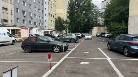 Oamenii primarului au distrus un spațiu verde pentru a construi o parcare ilegală! Acum, toți trebuie să plătim amenzile