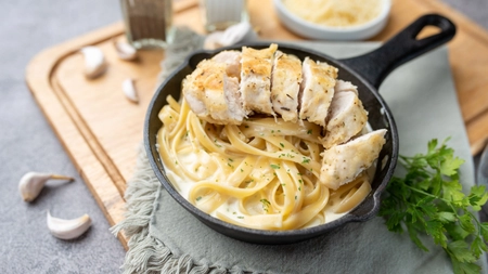 Rețetă autentică de paste Alfredo cu pui! Gustul perfect pentru o cină savuroasă