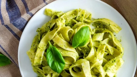 Rețetă simplă de paste cu sos pesto. Gustul autentic italian direct în farfurie