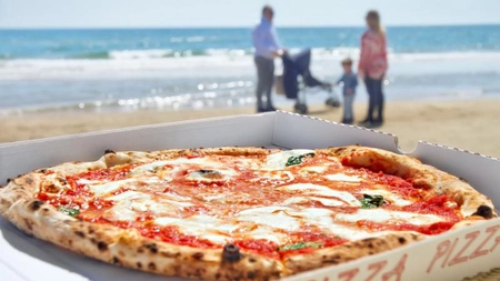 Cât costă o banală felie de pizza și un porumb fiert în Eforie Nord! Clienții au plecat foarte repede