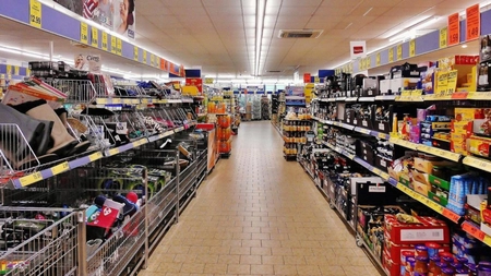 Alimente și băuturi la prețuri mai mici în magazinele din Grecia. Descoperirea făcută de doi influenceri într-un supermarket