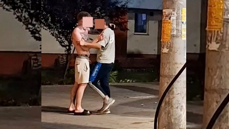 Doi prieteni au băut cot la cot cu vânzătoarea unui magazin non-stop, apoi s-au încins chiar în mijlocul străzii