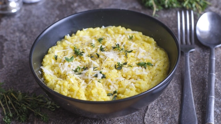 Risotto cu parmezan este o delicatesă italiană delicioasă. Perfect pentru iubitorii de mâncăruri rafinate