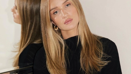 Rosie Huntington-Whiteley are un abdomen tonifiat cu care a uimit complet fanii. Aceasta oferă câteva informații despre viața sa de familie