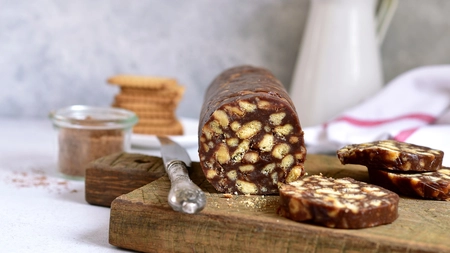 Ce ingrediente trebuie pentru un salam de biscuiți? Rețeta este pe cât de simplă, pe atât de delicioasă!