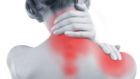 Sarea caldă pentru spondiloza cervicală – Iată ce efecte incredibile poate avea acest remediu tradițional