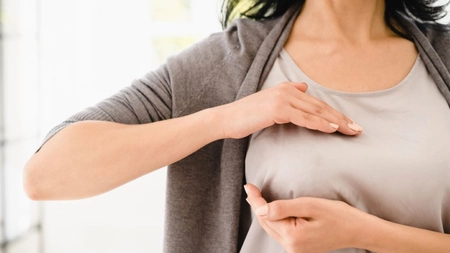 Ce este carcinomul mamar invaziv NST grad 2? Iată cele mai comune simptome care pot semnala prezența acestui tip de cancer!
