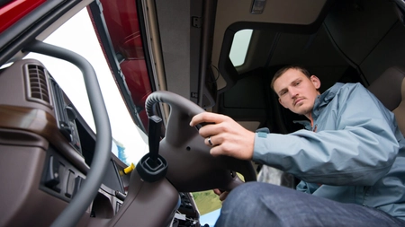 Salariul incredibil al unui şofer pe camion, angajat de MApN. Cei cu studii superioare sunt invidioși