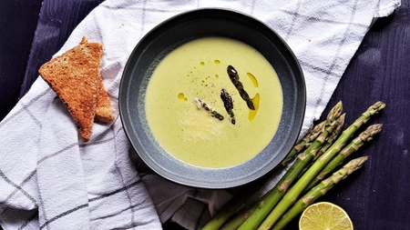 Supă cremă de sparanghel – Rețetă rafinată, sănătoasă și foarte delicioasă