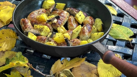 Alege o tigaie de fontă pentru un gust autentic al preparatelor. Află cum să obții mâncăruri perfecte