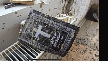 Minunea Lui Dumnezeu: O Biblie și troițele din Suceava au rămas neatinse de viituri