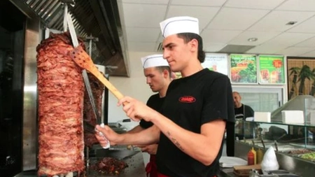 Cât costă o shaorma în iulie 2025: „Ca să îţi permiţi, faci un drum până la Nuţu Cămătaru!”