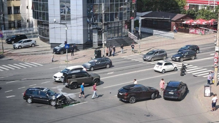 Accident rutier în intersecția de la Granit! Au fost implicate trei autoturisme