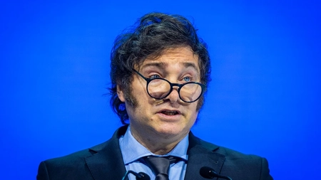 În Argentina s-a putut pentru că s-a vrut. Președintele Javier Milei a dat afară 50.000 de angajați publici și a redus cheltuielile statului cu 30%. În România nu se vrea, doar se mimează reforma