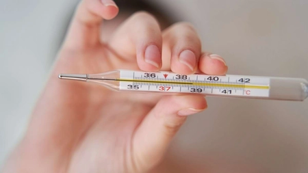 Temperatura corpului de 35.5°C, ce înseamnă și care sunt cauzele posibile. Hipotermie ușoară sau reacție normală?