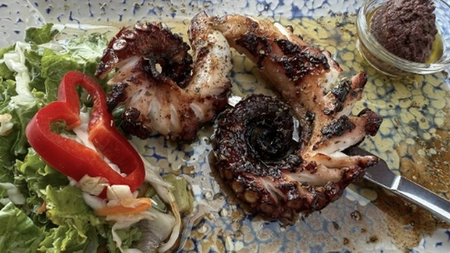 Cât a plătit un turist român pentru o porție mică de caracatiță, în Thasos: A fost nevoit să-și ia și un burger!