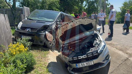 Accident rutier cu două autoturisme, în Dobrovăț. O persoană este încarcerată - UPDATE