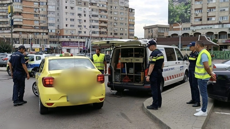 Zeci de amenzi și permise reținute într-o acțiune a poliției rutiere și RAR în zona Gării Iași