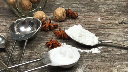 Care este diferența dintre bicarbonat de sodiu și praf de copt? Când și de ce se folosește fiecare ingredient