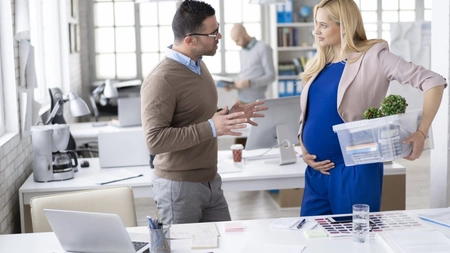 Când trebuie să anunți angajatorul că ești însărcinată! Ce prevede regula din Codul Muncii!